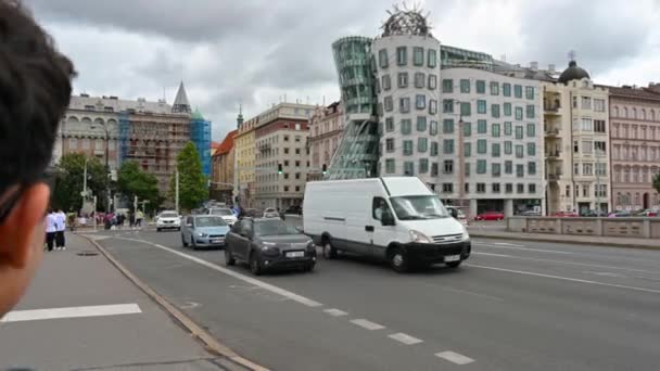 Prag Çek Cumhuriyeti Ağustos 2023 Etrafa Bakınan Genç Bir Beyaz — Stok video