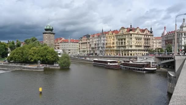 2023年8月4日 捷克共和国布拉格 迷人的平底锅镜头的河岸与多彩的正面的建筑物 结束与舞蹈室或弗雷德和金格大楼 美丽的夏日 — 图库视频影像