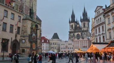 Prag, Çek Cumhuriyeti, 4 Ağustos 2023. Bu görüntüde Eski Şehir Meydanı 'nın kartpostal görüntüsü var. Gün batımında meydandaki tüm binaların ışıkları açılır. İnsanlarla dolu....