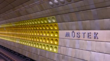 Prag, Çek Cumhuriyeti, 4 Ağustos 2023. Hardal durağındaki kamera görüntüleri. Galerinin modern dekorasyonunun ayrıntıları.