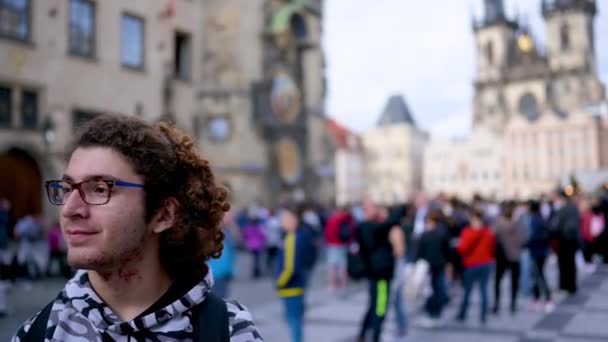 Praga República Checa Agosto 2023 Joven Caucásico Toma Una Selfie — Vídeo de stock