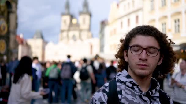 Praga Czechy 2023 Sierpnia Młody Mężczyzna Kaukaski Robi Sobie Selfie — Wideo stockowe
