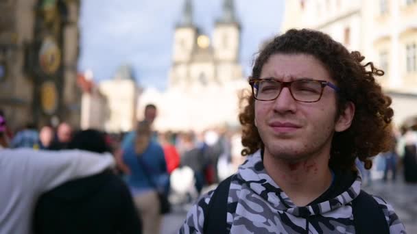 Prag Tschechien August 2023 Ein Junger Kaukasischer Mann Schaut Sich — Stockvideo