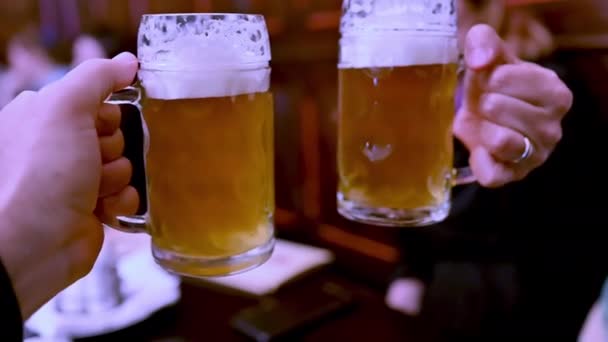Imágenes Conceptuales Cámara Lenta Dos Tazas Llenas Cerveza Rematadas Con — Vídeos de Stock
