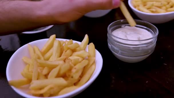 Ορεκτικό Υλικό Χέρι Ενός Καυκάσου Αρπάζει Τηγανιτές Πατάτες Για Τις — Αρχείο Βίντεο