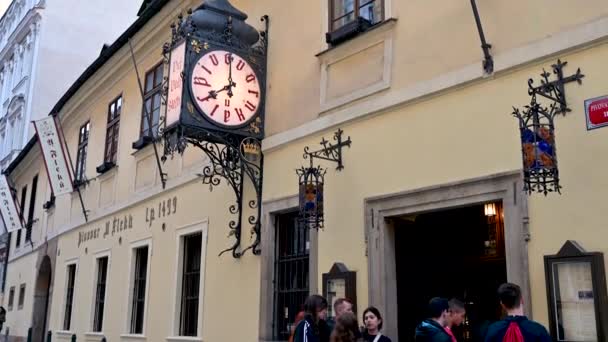 Prag Çek Cumhuriyeti Ağustos 2023 Şehrin Eski Ünlü Bira Fabrikası — Stok video