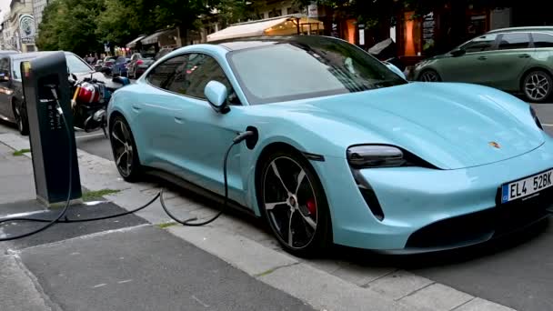 Praga República Checa Agosto 2023 Lindo Porsche Elétrico Azul Bebê — Vídeo de Stock