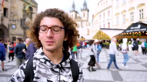 Prag Tschechien August 2023 Ein Junger Mann Aus Dem Kaukasus — Stockvideo