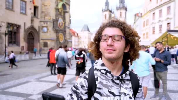 Praha Česká Republika Srpna2023 Mladý Běloch Vezme Selfie Jedním Nejkrásnějších — Stock video