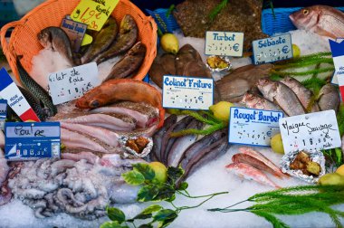 Paris, Fransa. 30 Haziran 2022. Güzel March Popincourt yerel pazarında, iyi sergilenen ürünlerle dolu bir balık tezgahı.