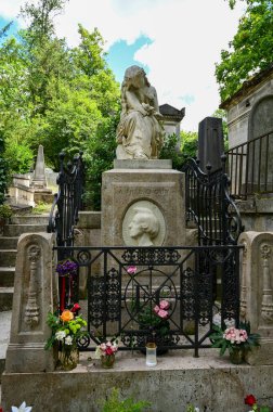 Paris, Fransa. Haziran 2022. Pere-Lachaise 'in karakteristik ve tarihi mezarlığı Polonyalı besteci ve piyanist Fryderyk Chopin' in mezarının fotoğrafı..