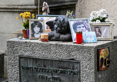 Paris, Fransa. Haziran 2022. Pere-Lachaise 'in karakteristik ve tarihi mezarlığı Polonyalı besteci ve piyanist Fryderyk Chopin' in mezarının fotoğrafı..