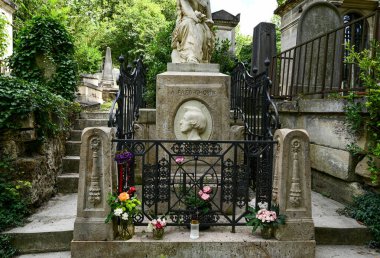 Paris, Fransa. Haziran 2022. Pere-Lachaise 'in karakteristik ve tarihi mezarlığı Polonyalı besteci ve piyanist Fryderyk Chopin' in mezarının fotoğrafı..