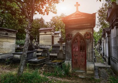 Paris, Fransa. 30 Haziran 2022. Karakteristik ve tarihi Pere-Lachaise mezarlığı, karanlık görünümlü bir aile mezarı. Burada birçok kişi gömülü..