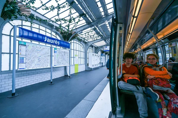 Paris France July 2022 Metro Stop Jaures Two Passengers Subway — Stock Photo, Image