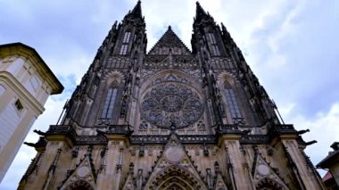Prag, Çek Cumhuriyeti, 4 Ağustos 2023. St. Vitus Katedrali 'nin ön cephesinin çarpıcı, eğik hareketli görüntüleri. Güzel bir yaz günü.