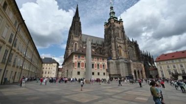 Prag, Çek Cumhuriyeti, 4 Ağustos 2023. St. Vitus Katedrali Meydanı 'nda yürüyen muhteşem pov görüntüleri. İkonik manzara. Mavi gökyüzü ve beyaz bulutlarla muhteşem bir yaz günü..