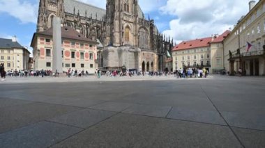 Prag, Çek Cumhuriyeti, 4 Ağustos 2023. St. Vitus Katedral Meydanı 'ndaki inanılmaz eğim görüntüleri. İkonik manzara. Mavi gökyüzü ve beyaz bulutlarla muhteşem bir yaz günü. Meydandaki insanlar.