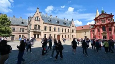 Prag, Çek Cumhuriyeti, 4 Ağustos 2023. San Vito 'nun Katedral Meydanı' ndaki güzel bir yaz gününün kamera görüntüleri. İnsanlar burayı ziyaret ediyor. San Giorgio Bazilikası 'nın kırmızı cephesi öne çıkıyor.
