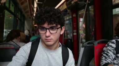 Prag, Çek Cumhuriyeti, 4 Ağustos 2023. Beyaz bir adamın otobüste otururken selfie çektiği yavaş çekim görüntüleri. Bulanık arka planda oturan insanlar.