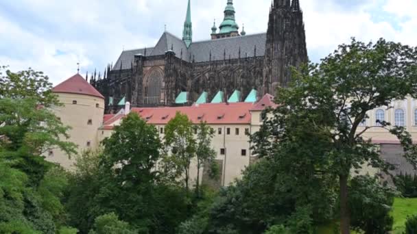 2023年8月4日 捷克共和国布拉格 令人惊讶的倾斜运动镜头城堡与圣维他大教堂突出 美丽的夏日 — 图库视频影像