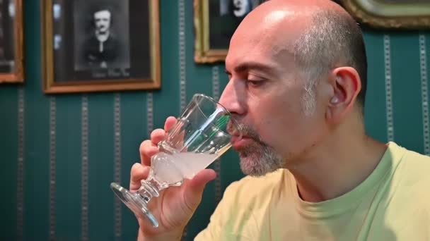 プラハ チェコ 2023年8月4日 中年の白人男性が不在のガラスを楽しむスローモーション映像 — ストック動画