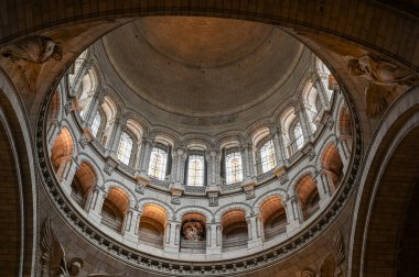 Paris, Fransa, Temmuz 12022. Sacre Coeur Bazilikası 'nın kubbesinin iç kısmının büyüleyici fotoğrafı. Sahne, pencerelerden süzülen doğal ışık tarafından aydınlatılır..