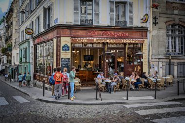 Paris, Fransa 1 Temmuz 2022. Le Progres cafe Montmartre mahallesinde geleneksel bir Fransız kafesidir. Paris cazibesiyle dolu, insanlar önde duruyor, masalarda müşteriler var..