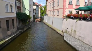 Prag, Çek Cumhuriyeti, 4 Ağustos 2023. Certovka Nehri Eski Prag ile Kampa Adası 'nın inanılmaz görüntüleri.