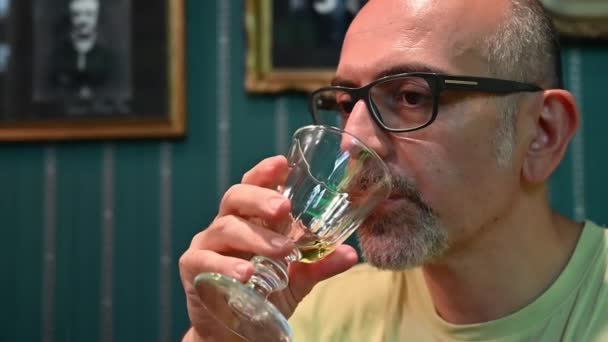 2023年8月4日 捷克共和国布拉格 一个中年白人男子在喝一杯苦艾酒的特写下慢镜头 — 图库视频影像