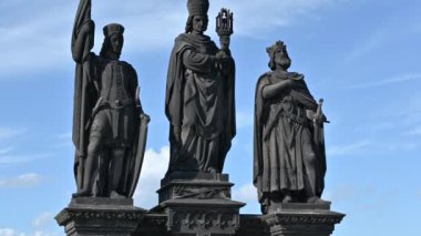 Prag, Çek Cumhuriyeti, 4 Ağustos 2023. Charles Köprüsü 'ndeki kültürler. San Norbert, San Vaclav ve San Sigismondo 'nun üç figürü. Şehirde ilgi çekici noktalar var. Güzel bir yaz günü..