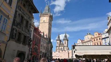 Prag, Çek Cumhuriyeti, 4 Ağustos 2023. Eski kasaba meydanının bu görüntülerindeki kartpostal görüntüsü. Mavi gökyüzü ve beyaz bulutlarla muhteşem bir yaz günü. İnsanlarla dolu, eğik hareket.