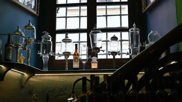 2023年8月4日 捷克共和国布拉格 在旧城的一家酒吧里 可以看到酒壶全景的慢镜头 — 图库视频影像