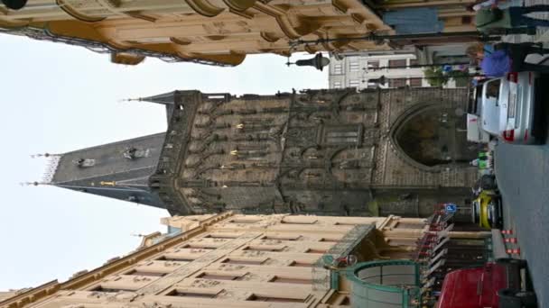 プラハ チェコ 2023年8月4日 パウダータワーの素晴らしい垂直フォーマットの映像 旧市街への玄関口を設置しました ストリートの人々 — ストック動画