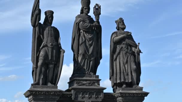 Прага Чехія Серпня 2023 Року Скульптури Карловому Мосту Три Постаті — стокове відео