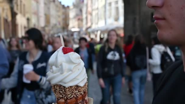 2023年8月4日 捷克共和国布拉格 慢镜头 与特写一个年轻的白人男子正要吃典型的布拉格街头甜点 在模糊的背景下 人们在街上走着 — 图库视频影像