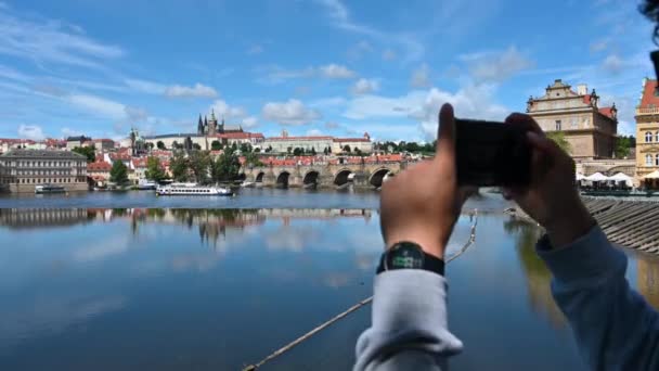 Прага Чехія Серпня 2023 Кадри Прекрасним Видом Замок Молодий Чоловік — стокове відео