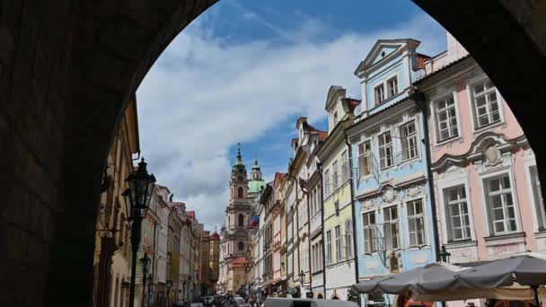 プラハ チェコ 2023年8月4日 美しい映像は シャルル ブリッジからタワーのアーチに囲まれたマル ストラナ地区に向かう美しい夏の日です 人と混雑する — ストック動画