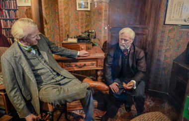 Parigi, Francia, 1 luglio 2022. La figura di Gustave Eiffel ve Thomas Edison in carica si trova in cima alla Torre Eiffel. Destinazioni di viaggio e punti di interesse.