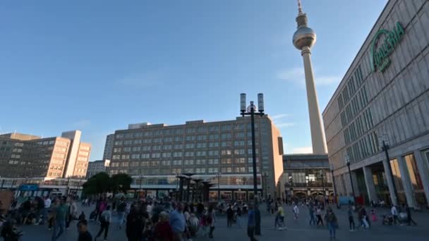 Berlín Německo Srpna2023 Krásný Výhled Alexandrovo Náměstí Přeplněné Lidmi Vpravo — Stock video