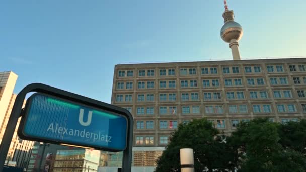 Berlín Německo Srpna2023 Krásný Výhled Alexandrovo Náměstí Vlevo Značka Metra — Stock video