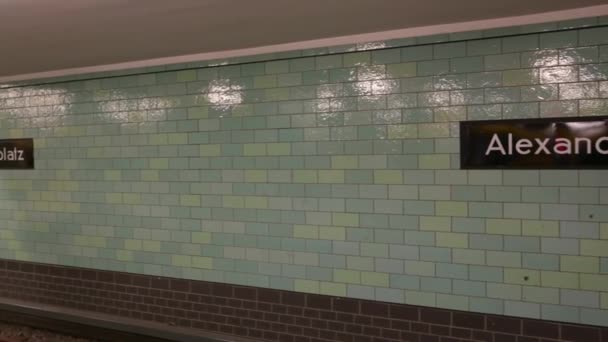 2023年8月10日 德国柏林 亚历山大广场地铁站的录像 平底锅的运动沿着月台展开 突出了标牌上的车站名称 — 图库视频影像