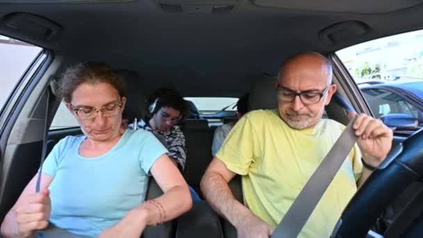 Biztonság Autóval Történő Utazás Esetén Utasok Indulás Előtt Kapcsolják Biztonsági — Stock videók