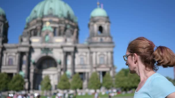 Berlín Německo Srpna2023 Žena Středního Věku Stojí Trávníku Před Katedrálou — Stock video