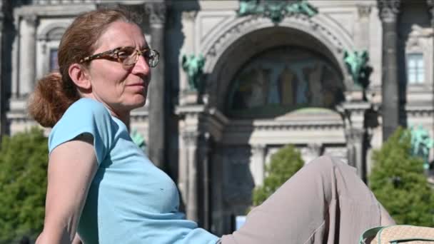 Berlin Niemcy Sierpnia 2023 Portret Kobiety Średnim Wieku Korzystającej Relaksu — Wideo stockowe