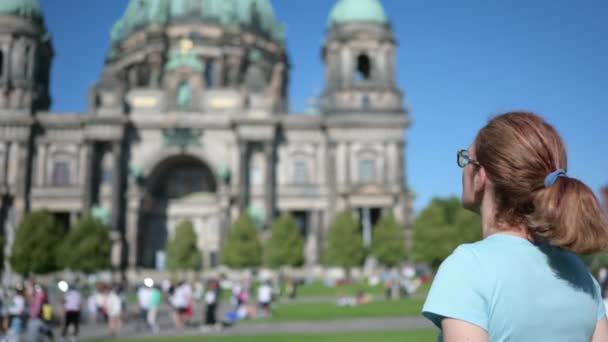 Berlín Německo Srpna2023 Před Katedrálou Stojí Žena Středního Věku Fotí — Stock video