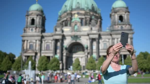 Berlín Německo Srpna2023 Žena Středního Věku Stojí Trávníku Před Katedrálou — Stock video