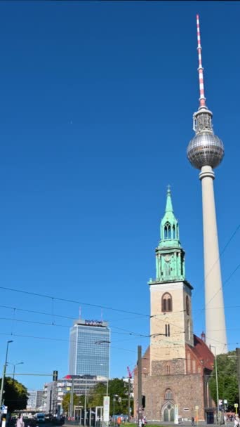 Berlin Deutschland August 2023 Schöne Filmaufnahmen Hochformat Neben Der Marienkirche — Stockvideo