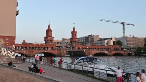 Berlin Deutschland August 2023 Die Zweigeschossige Oberbaumbrücke Verbindet Zwei Teile — Stockvideo