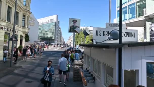 Berlijn Duitsland Augustus 2023 Beelden Bij Checkpoint Charlie Een Historisch — Stockvideo